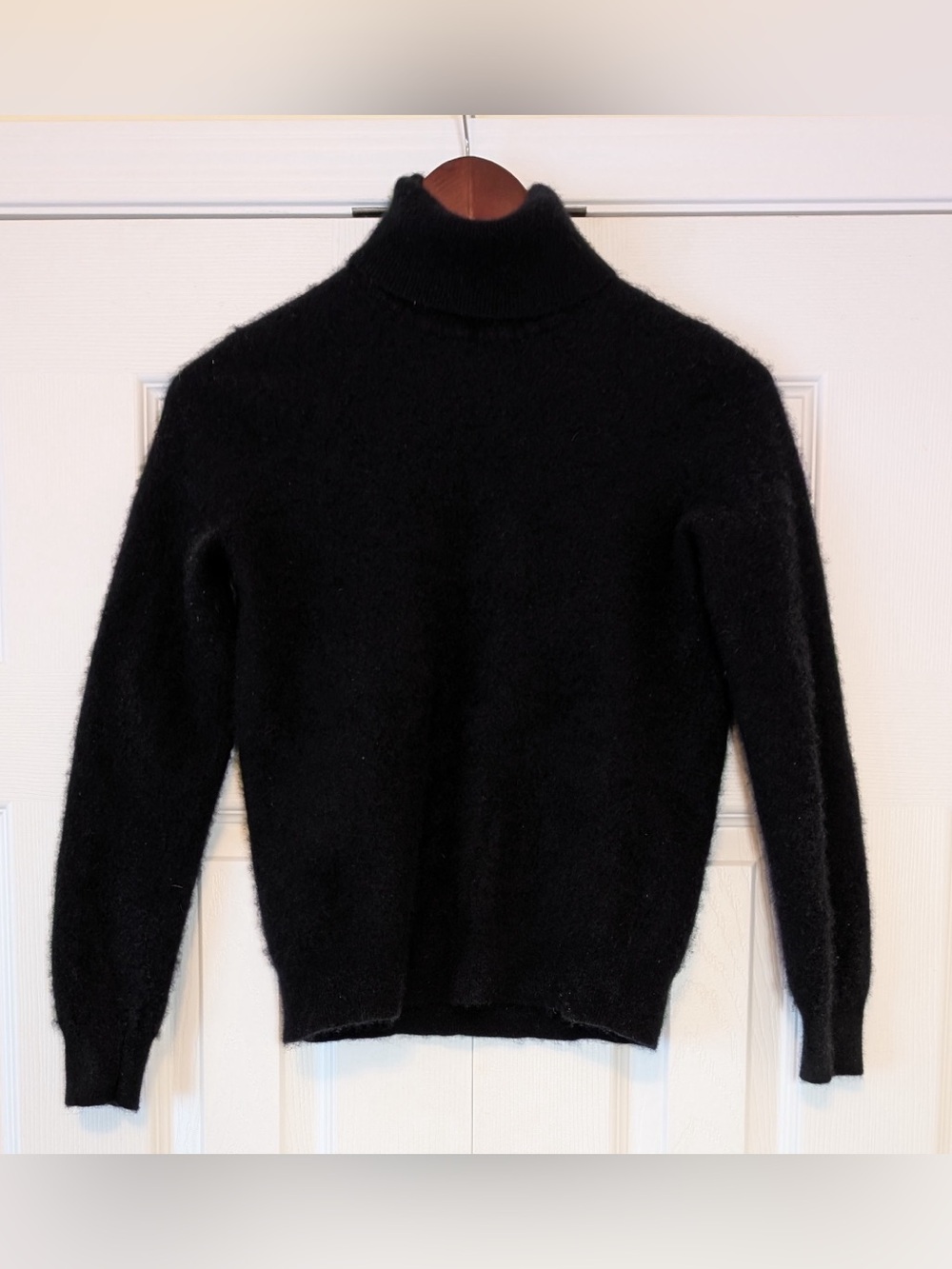 100% Cashmere Lord & Taylor Black Turtleneck Sweater